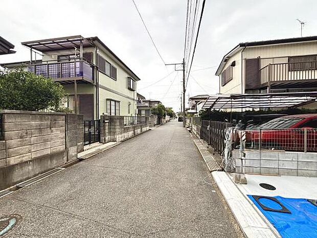 前面道路を含めた現地写真です。