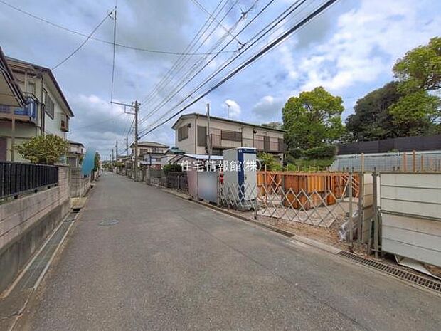 前面道路を含めた現地写真です。