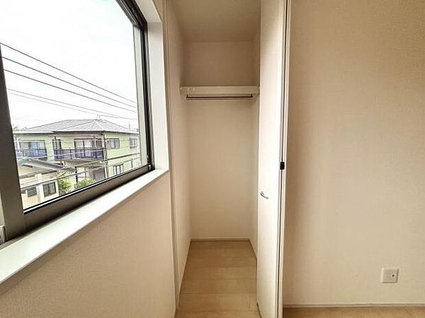 いつでもお部屋をスッキリお使い頂ける収納スペースを設置。