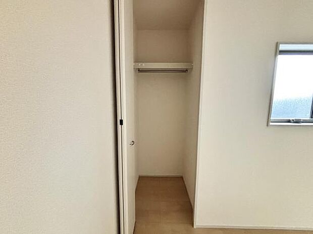 いつでもお部屋をスッキリお使い頂ける収納スペースを設置。