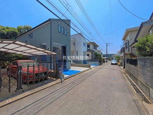 前面道路を含めた現地写真です。