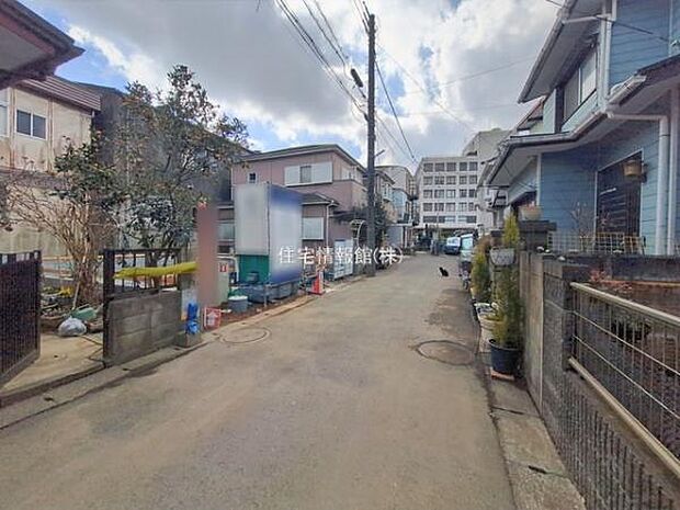 前面道路を含めた現地写真です。