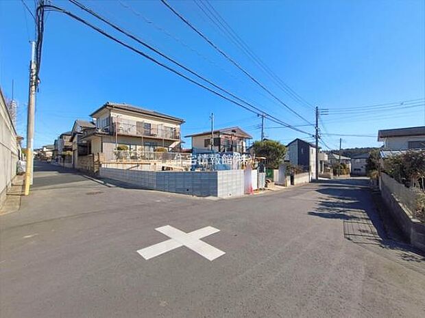 前面道路を含めた現地写真です。