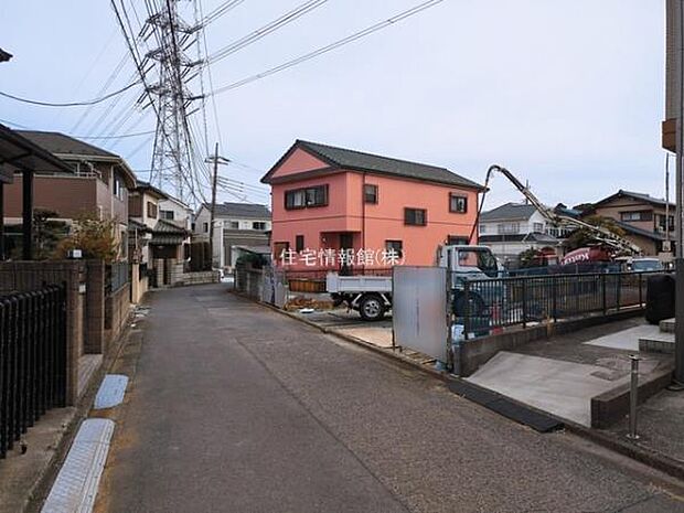 前面道路を含めた現地写真です。