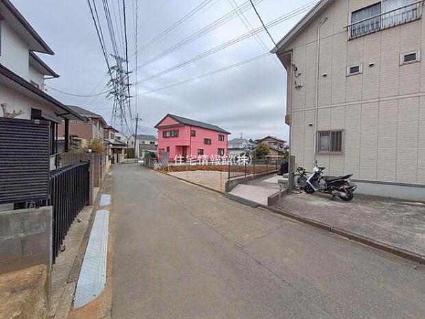 前面道路を含めた現地写真です。