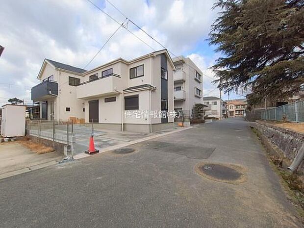 前面道路を含めた現地写真です。