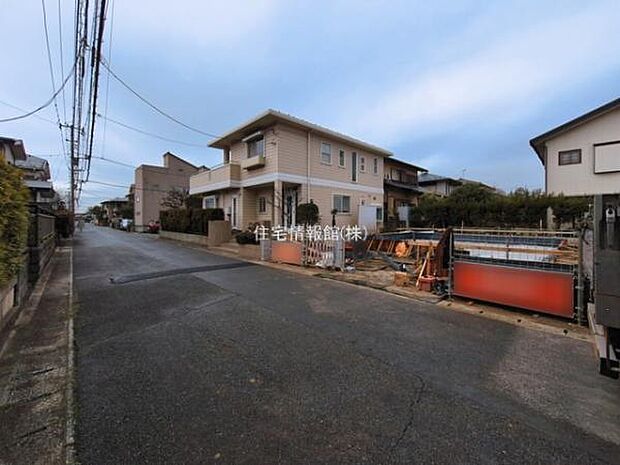 前面道路を含めた現地写真です。