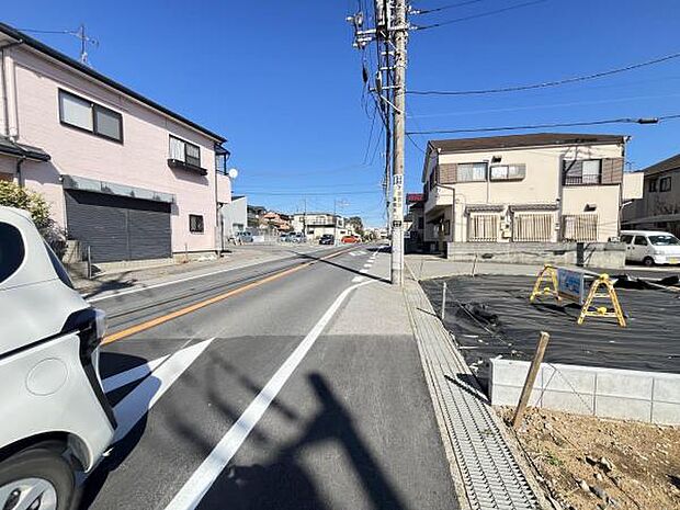前面道路です。住宅地につき落ち着いた新生活を始められそうです。