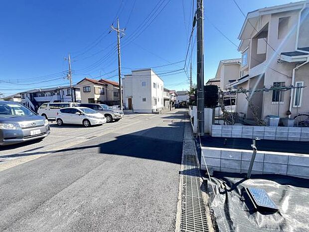 前面道路は幅員約9mございます。