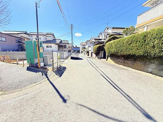 前面道路を含めた現地写真です。