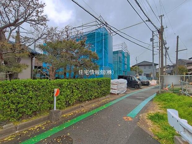 前面道路を含めた現地写真です。