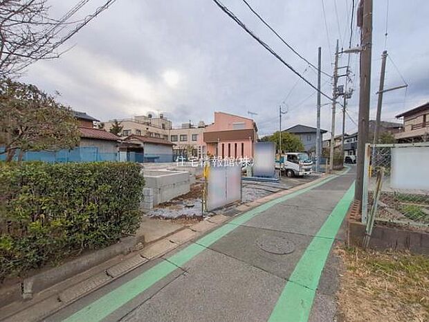 前面道路を含めた現地写真です。