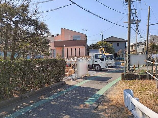 前面道路を含めた現地写真です。