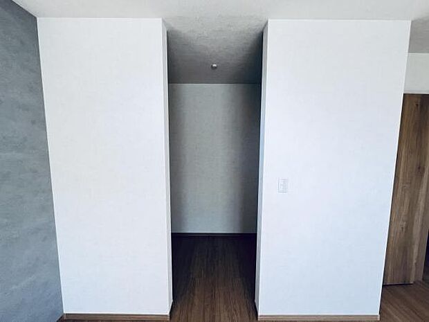 ウォークインクローゼットがあり収納スペースも豊富。季節物もスッキリ片付きそうです。