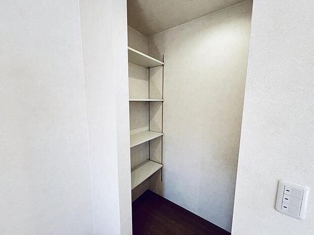 中の物を確認しやすく、取り出しやすい収納スペース。お部屋を広々とお使いいただけます。