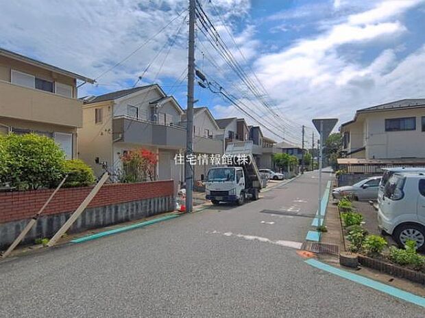 前面道路を含めた現地写真です。