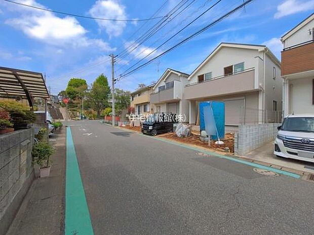 前面道路を含めた現地写真です。