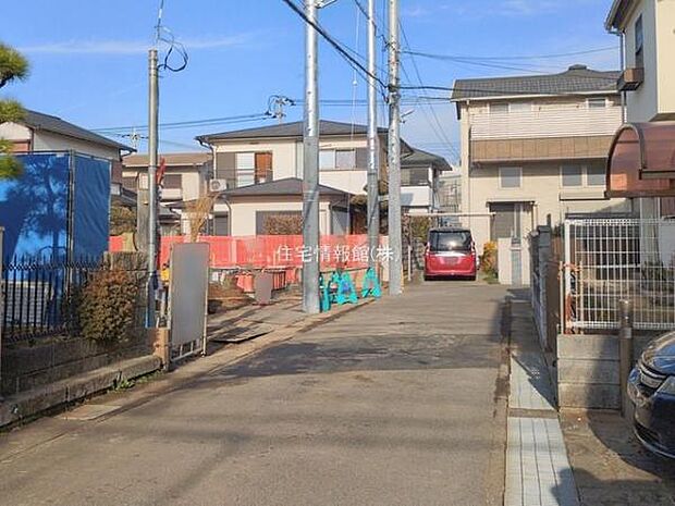 前面道路を含めた現地写真です。