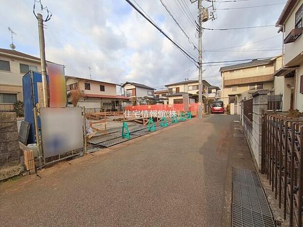 前面道路を含めた現地写真です。