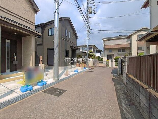 前面道路を含めた現地写真です。