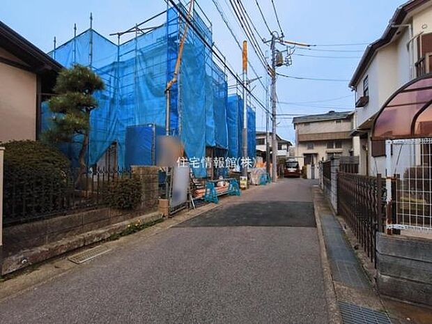 前面道路を含めた現地写真です。