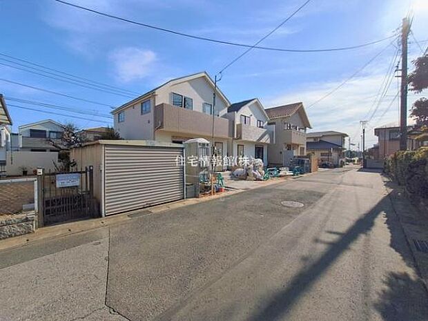 前面道路を含めた現地写真です。