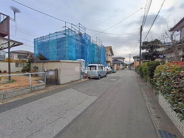 前面道路を含めた現地写真です。