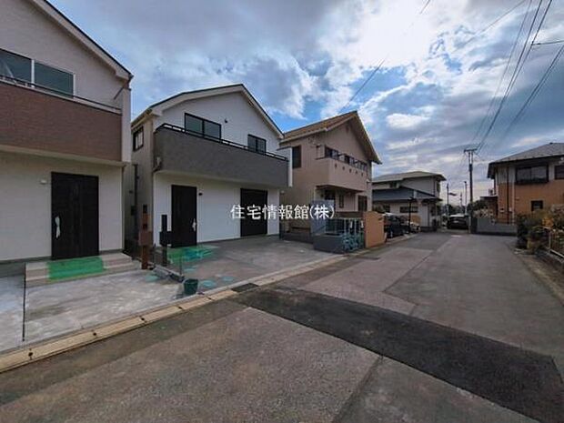 前面道路を含めた現地写真です。