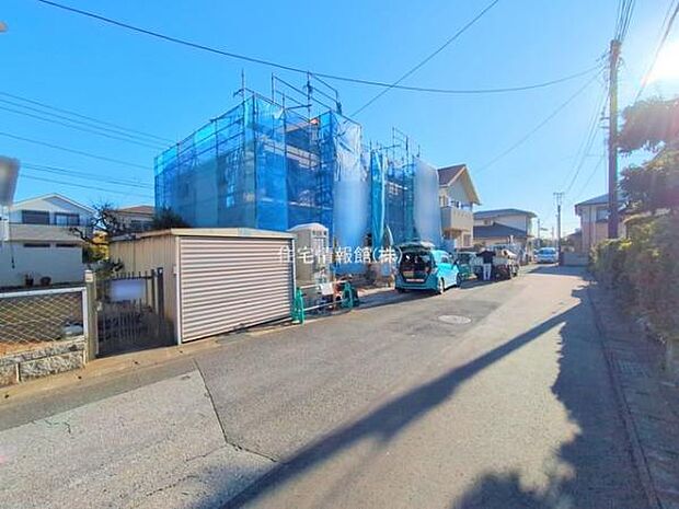 前面道路を含めた現地写真です。