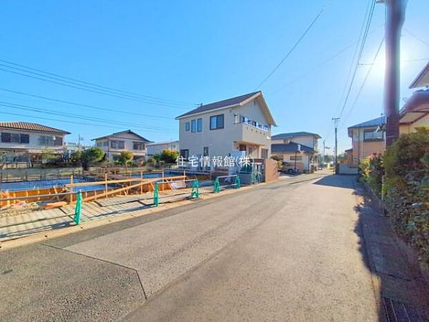 前面道路を含めた現地写真です。