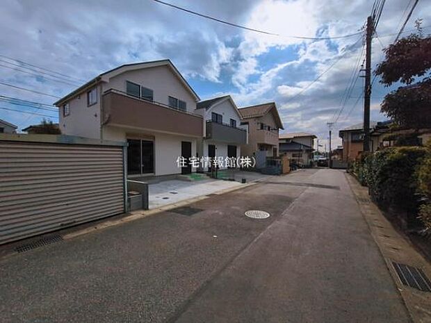 前面道路を含めた現地写真です。