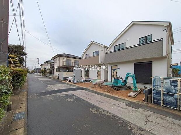 前面道路を含めた現地写真です。