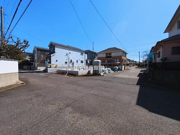 前面道路を含めた現地写真です。