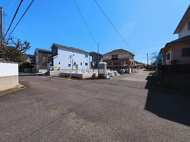 前面道路を含めた現地写真です。