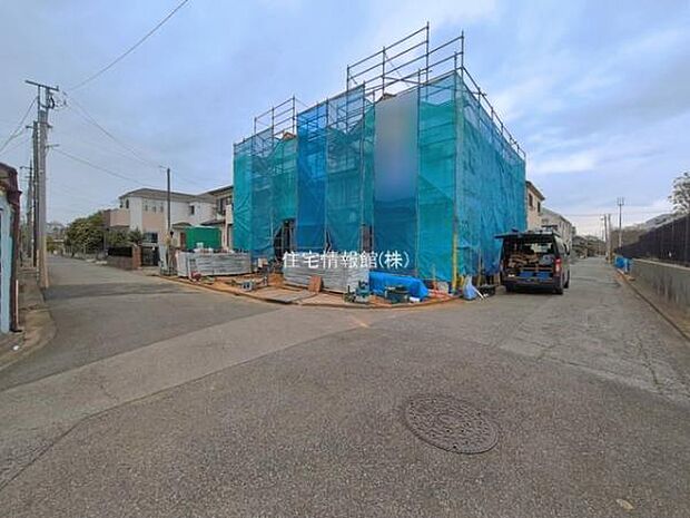 前面道路を含めた現地写真です。