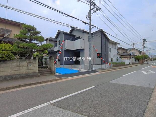 前面道路を含めた現地写真です。