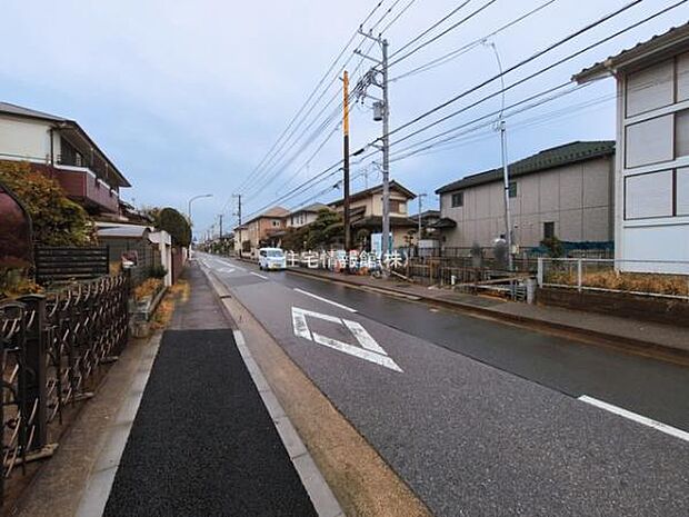 前面道路を含めた現地写真です。