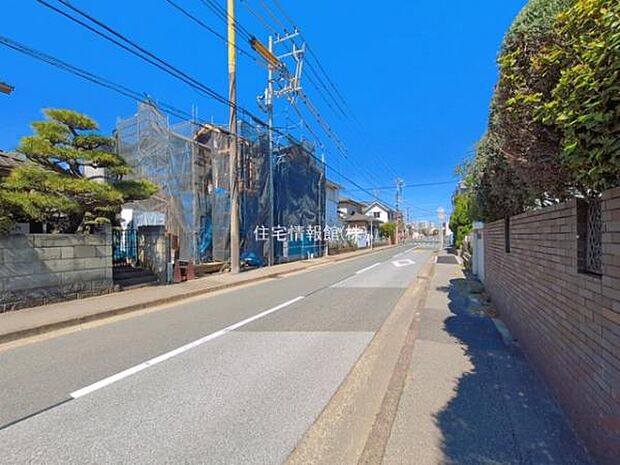 前面道路を含めた現地写真です。