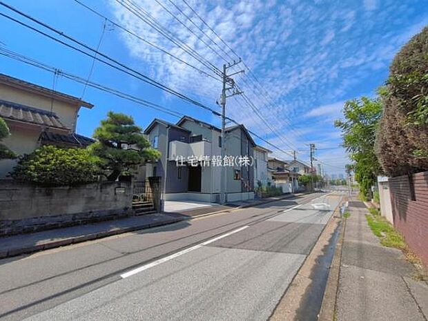 前面道路を含めた現地写真です。