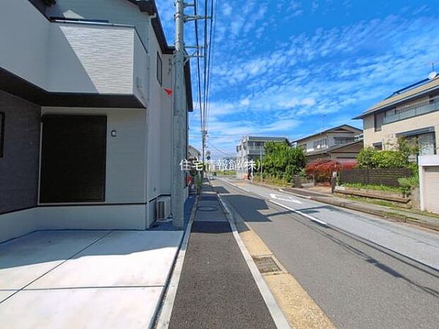 前面道路を含めた現地写真です。