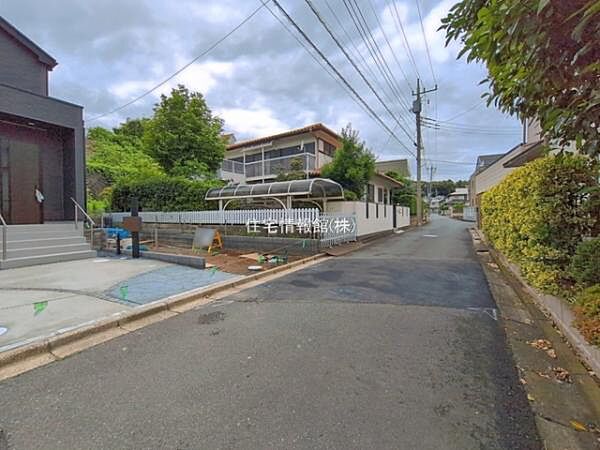前面道路を含めた現地写真です。
