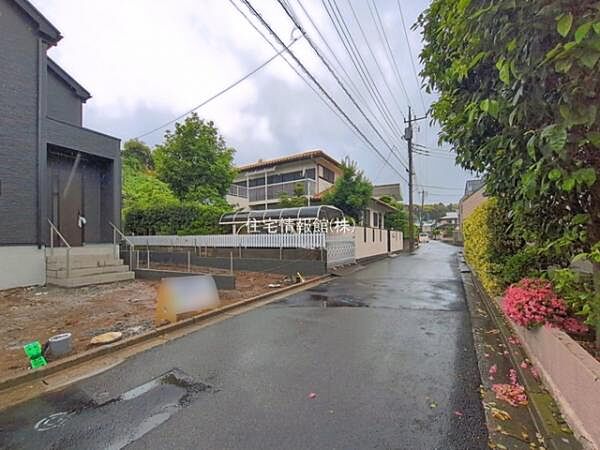前面道路を含めた現地写真です。