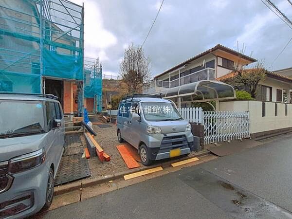 前面道路を含めた現地写真です。