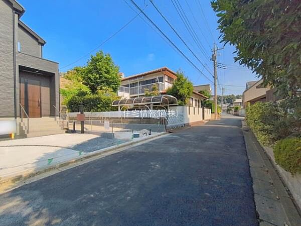前面道路を含めた現地写真です。