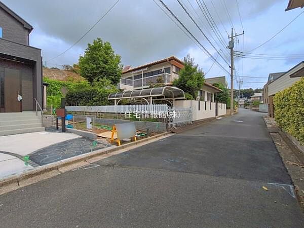 前面道路を含めた現地写真です。