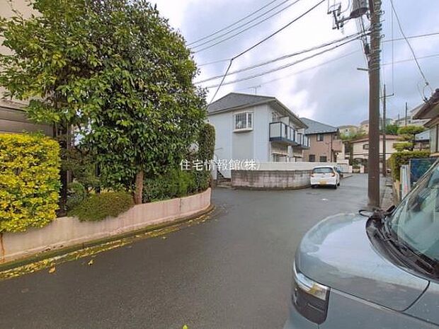 前面道路を含めた現地写真です。