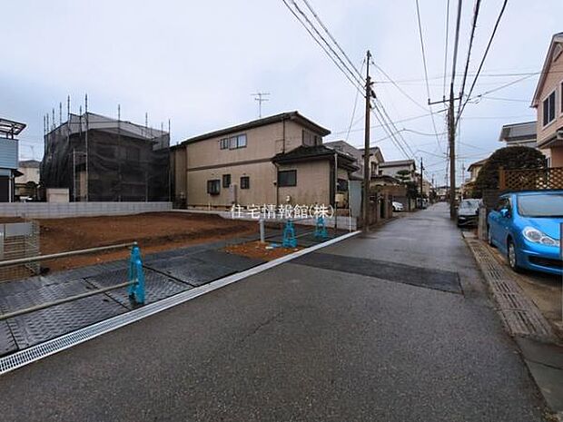 前面道路を含めた現地写真です。