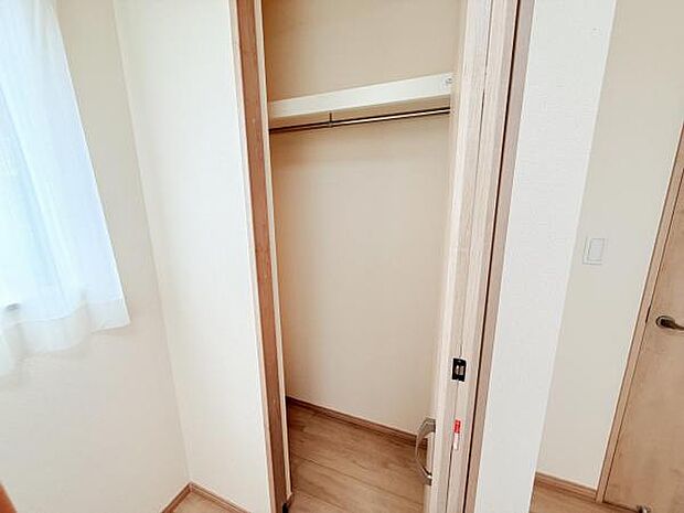 いつでもお部屋をスッキリお使い頂ける収納スペースを設置。