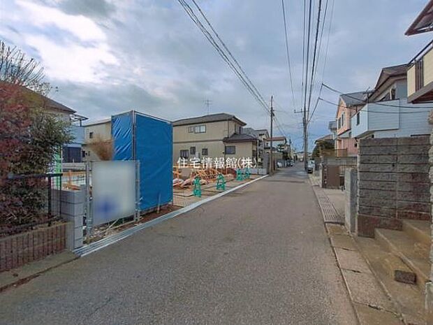 前面道路を含めた現地写真です。