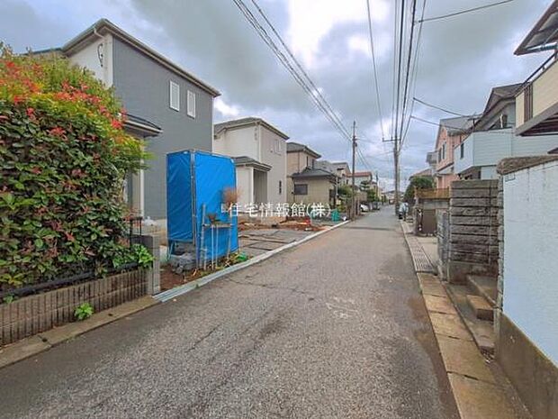 前面道路を含めた現地写真です。